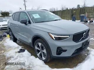 ✅ 2025 Volvo XC40 Plus Dark Theme • VIN: YV4L12UC2S2463935 • Лот: 41539031. Опубликован ранее на IAAI с пробегом 3 553 миль. Бесплатный доступ к архиву аукционных продаж из США и подробный отчёт об истории автомобиля на DreamBid. Изображение 1.
