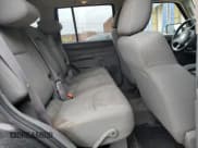 ✅ 2007 Jeep Commander Sport • VIN: 1J8HG48K97C527502 • Lot: 52362625. Wystawiony na Copart z przebiegiem 156 639 mil. Bezpłatny archiwum sprzedaży aukcyjnych z USA i szczegółowy raport historii pojazdu na DreamBid. Zdjęcie 11.