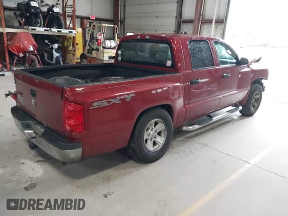 2008 Dodge Dakota SXT z VIN 1D7HW38K18S528662, wystawiony jako IAAI lot #42315787 z przebiegiem 258 549 mil mil oraz . Historia ofert i sprzedaży dostępna na DreamBid. Obrazek 4.