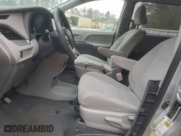 ✅ 2020 Toyota Sienna L • VIN: 5TDZZ3DC2LS030234 • Лот: 95633725. Опубликован ранее на Copart с пробегом 163 349 миль. Бесплатный доступ к архиву аукционных продаж из США и подробный отчёт об истории автомобиля на DreamBid. Изображение 7.