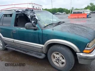 ✅ 1998 Chevrolet Blazer LS • VIN: 1GNDT13W3W2192985 • Lot: 42642518. Wystawiony na IAAI z przebiegiem 139 608 mil. Bezpłatny archiwum sprzedaży aukcyjnych z USA i szczegółowy raport historii pojazdu na DreamBid. Zdjęcie 6.