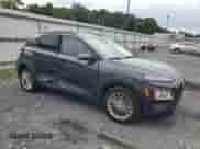 2018 Hyundai Kona SEL z VIN KM8K2CAA6JU114845, wystawiony jako Copart lot #63925323 z przebiegiem 43 088 mil mil oraz . Historia ofert i sprzedaży dostępna na DreamBid. Obrazek 4.