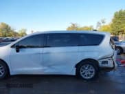 ✅ 2024 Chrysler Pacifica Touring L • VIN: 2C4RC1BG4RR114519 • Lot: 43491803. Wystawiony na IAAI z przebiegiem 20 029 mil. Bezpłatny archiwum sprzedaży aukcyjnych z USA i szczegółowy raport historii pojazdu na DreamBid. Zdjęcie 6.