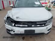 ✅ 2020 Volkswagen Tiguan SE • VIN: 3VV2B7AX2LM006165 • Lot: 43451353. Wystawiony na IAAI z przebiegiem 99 099 mil. Bezpłatny archiwum sprzedaży aukcyjnych z USA i szczegółowy raport historii pojazdu na DreamBid. Zdjęcie 6.