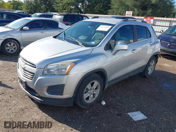 2016 Chevrolet Trax LT z VIN KL7CJLSB5GB761841, wystawiony jako IAAI lot #43273043 z przebiegiem 80 661 mil mil oraz . Historia ofert i sprzedaży dostępna na DreamBid. Obrazek 2.