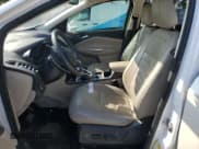 ✅ 2019 Ford Escape Titanium • VIN: 1FMCU0J92KUA87647 • Lot: 63764995. Wystawiony na Copart z przebiegiem 95 682 mil. Bezpłatny archiwum sprzedaży aukcyjnych z USA i szczegółowy raport historii pojazdu na DreamBid. Zdjęcie 7.