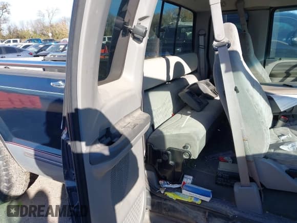 ✅ 1999 Ford F-250 XL • VIN: 1FTNX20F7XEB97442 • Lot: 43872922. Listed on IAAI with 233,481 mi. Free auction sales archive from the USA and detailed vehicle history report at DreamBid. Image 8.
