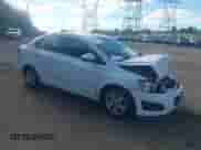 2015 Chevrolet Sonic LS z VIN 1G1JA5SG0F4118892, wystawiony jako IAAI lot #43427632 z przebiegiem 42 348 mil mil oraz . Historia ofert i sprzedaży dostępna na DreamBid. Obrazek 1.