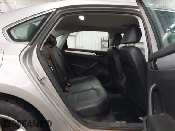 ✅ 2012 Volkswagen Passat SE • VIN: 1VWBN7A35CC046063 • Лот: 43882332. Опубликован ранее на IAAI с пробегом 233 532 миль. Бесплатный доступ к архиву аукционных продаж из США и подробный отчёт об истории автомобиля на DreamBid. Изображение 8.