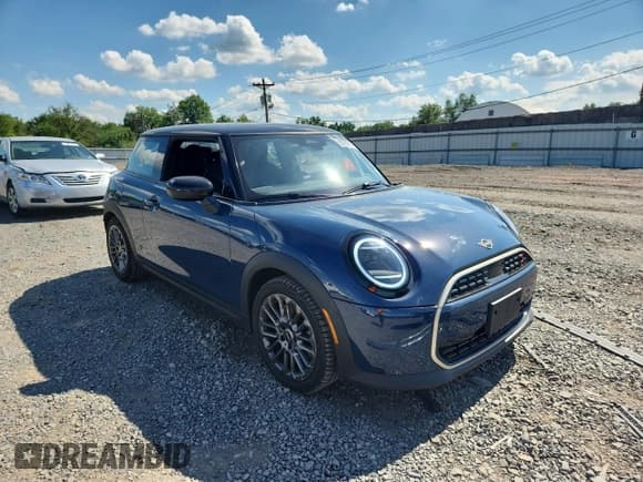✅ 2025 MINI Hardtop Cooper S • VIN: WMW23GD08S2W54560 • Lot: 63762015. Listed on Copart with 2,376 mi. Free auction sales archive from the USA and detailed vehicle history report at DreamBid. Image 4.