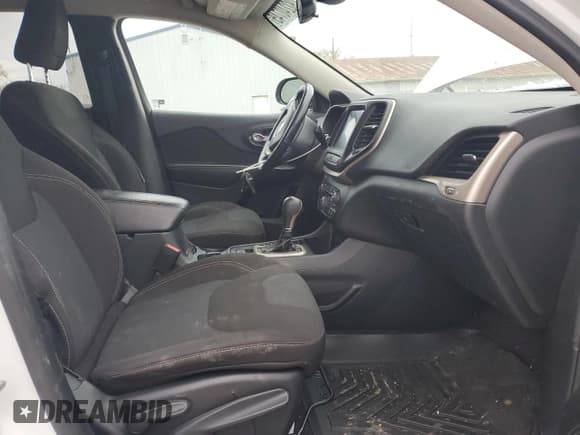 ✅ 2016 Jeep Cherokee Altitude • VIN: 1C4PJLCB8GW217409 • Lot: 92240745. Wystawiony na Copart z przebiegiem 180 798 mil. Bezpłatny archiwum sprzedaży aukcyjnych z USA i szczegółowy raport historii pojazdu na DreamBid. Zdjęcie 7.