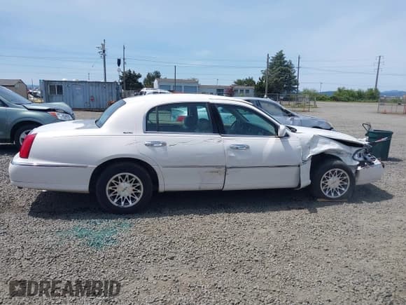 ✅ 2001 Lincoln Continental • VIN: 1LN8M82W11Y694879 • Lot: 42313003. Wystawiony na IAAI z przebiegiem Nie podano. Bezpłatny archiwum sprzedaży aukcyjnych z USA i szczegółowy raport historii pojazdu na DreamBid. Zdjęcie 12.