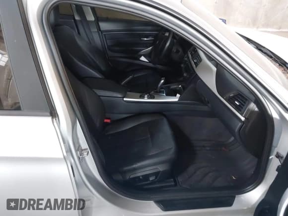 ✅ 2013 BMW 3 Series 328i xDrive • VIN: WBA3B5G54DNP41098 • Lot: 39644077. Wystawiony na IAAI z przebiegiem 87 308 mil. Bezpłatny archiwum sprzedaży aukcyjnych z USA i szczegółowy raport historii pojazdu na DreamBid. Zdjęcie 5.