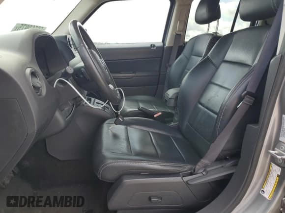 ✅ 2016 Jeep Patriot High Altitude • VIN: 1C4NJPFA4GD643661 • Lot: 56560975. Wystawiony na Copart z przebiegiem 51 431 mil. Bezpłatny archiwum sprzedaży aukcyjnych z USA i szczegółowy raport historii pojazdu na DreamBid. Zdjęcie 7.