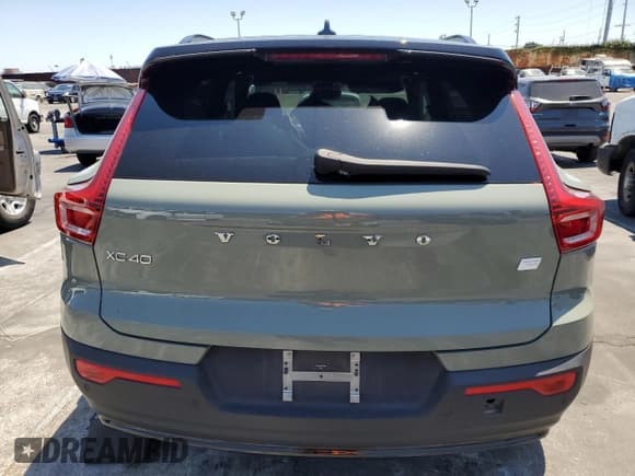 ✅ 2023 Volvo XC40 Plus • VIN: YV4ED3UL4P2108035 • Лот: 68221275. Опубликован ранее на Copart с пробегом 31 858 миль. Бесплатный доступ к архиву аукционных продаж из США и подробный отчёт об истории автомобиля на DreamBid. Изображение 6.