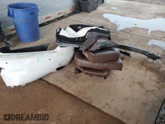 ✅ 2015 Hyundai Equus Signature • VIN: KMHGH4JH6FU093395 • Lot: 81837505. Listed on Copart with 155,745 mi. Free auction sales archive from the USA and detailed vehicle history report at DreamBid. Image 12.