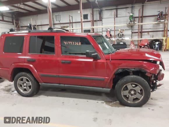✅ 2006 Jeep Commander • VIN: 1J8HG48K16C302814 • Lot: 41997368. Wystawiony na IAAI z przebiegiem 218 598 mil. Bezpłatny archiwum sprzedaży aukcyjnych z USA i szczegółowy raport historii pojazdu na DreamBid. Zdjęcie 14.