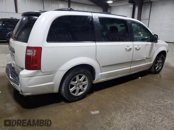 ✅ 2010 Chrysler Town & Country Touring Plus • VIN: 2A4RR8D15AR415282 • Lot: 89908155. Wystawiony na Copart z przebiegiem 176 738 mil. Bezpłatny archiwum sprzedaży aukcyjnych z USA i szczegółowy raport historii pojazdu na DreamBid. Zdjęcie 3.