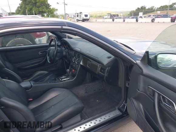 ✅ 1999 Mercedes-Benz SLK 230/320 • VIN: WDBKK47FXXF102061 • Lot: 42717839. Wystawiony na IAAI z przebiegiem 112 089 mil. Bezpłatny archiwum sprzedaży aukcyjnych z USA i szczegółowy raport historii pojazdu na DreamBid. Zdjęcie 5.