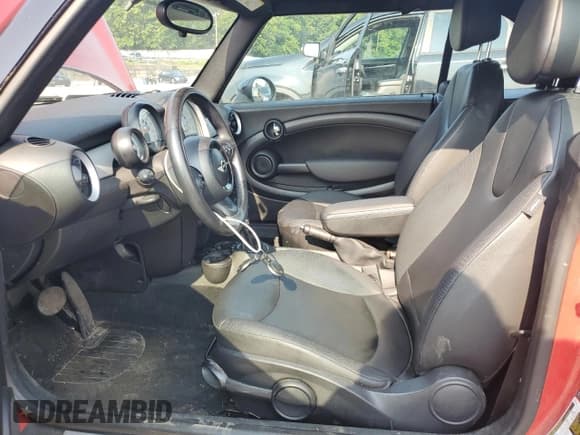 ✅ 2013 MINI Convertible • VIN: WMWZN3C52DT568625 • Лот: 67493415. Опубликован ранее на Copart с пробегом 123 843 миль. Бесплатный доступ к архиву аукционных продаж из США и подробный отчёт об истории автомобиля на DreamBid. Изображение 7.