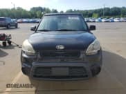 ✅ 2013 Kia Soul • VIN: KNDJT2A58D7615409 • Лот: 69136155. Опубликован ранее на Copart с пробегом 100 745 миль. Бесплатный доступ к архиву аукционных продаж из США и подробный отчёт об истории автомобиля на DreamBid. Изображение 5.
