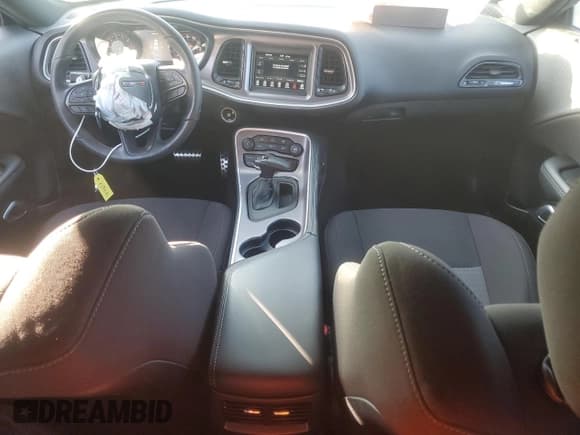 ✅ 2022 Dodge Challenger R/T • VIN: 2C3CDZBT5NH253884 • Lot: 67377384. Wystawiony na Copart z przebiegiem 9 427 mil. Bezpłatny archiwum sprzedaży aukcyjnych z USA i szczegółowy raport historii pojazdu na DreamBid. Zdjęcie 8.