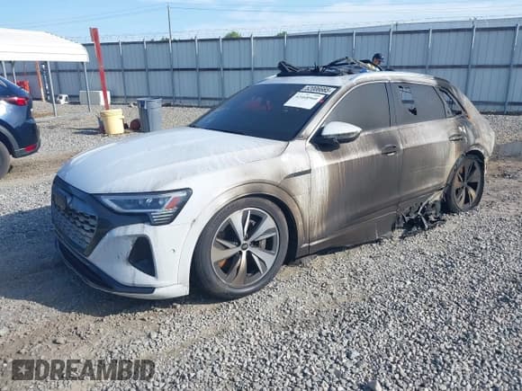 ✅ 2024 Audi Q8 e-tron Premium Plus • VIN: WA15AAGE7RB025662 • Lot: 42468960. Wystawiony na IAAI z przebiegiem Nie podano. Bezpłatny archiwum sprzedaży aukcyjnych z USA i szczegółowy raport historii pojazdu na DreamBid. Zdjęcie 2.