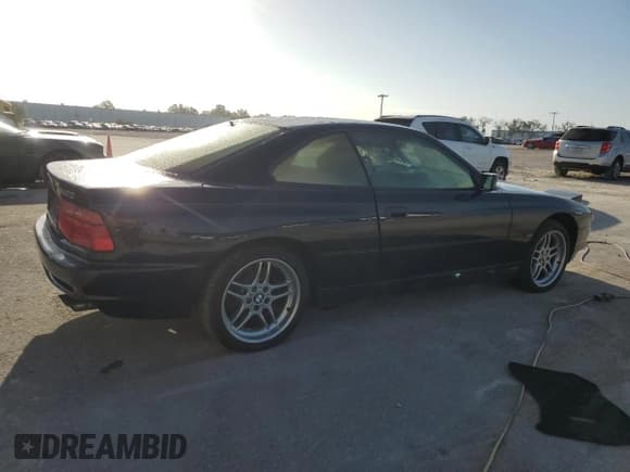 ✅ 1997 BMW 8 Series • VIN: WBAEF832XVCC31302 • Lot: 55597405. Wystawiony na Copart z przebiegiem Nie podano. Bezpłatny archiwum sprzedaży aukcyjnych z USA i szczegółowy raport historii pojazdu na DreamBid. Zdjęcie 3.