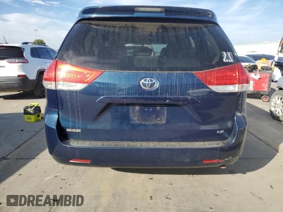 ✅ 2012 Toyota Sienna LE • VIN: 5TDKK3DC6CS226957 • Lot: 87479505. Wystawiony na Copart z przebiegiem 222 660 mil. Bezpłatny archiwum sprzedaży aukcyjnych z USA i szczegółowy raport historii pojazdu na DreamBid. Zdjęcie 6.