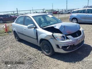 ✅ 2009 Kia Rio LX • VIN: KNADE223X96495868 • Lot: 42419238. Wystawiony na IAAI z przebiegiem 197 989 mil. Bezpłatny archiwum sprzedaży aukcyjnych z USA i szczegółowy raport historii pojazdu na DreamBid. Zdjęcie 1.