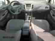 2018 Chevrolet Cruze LS z VIN 1G1BC5SM1J7233531, wystawiony jako Copart lot #91126095 z przebiegiem 209 543 mil mil oraz Czysty tytuł • Clean title. Historia ofert i sprzedaży dostępna na DreamBid. Obrazek 8.