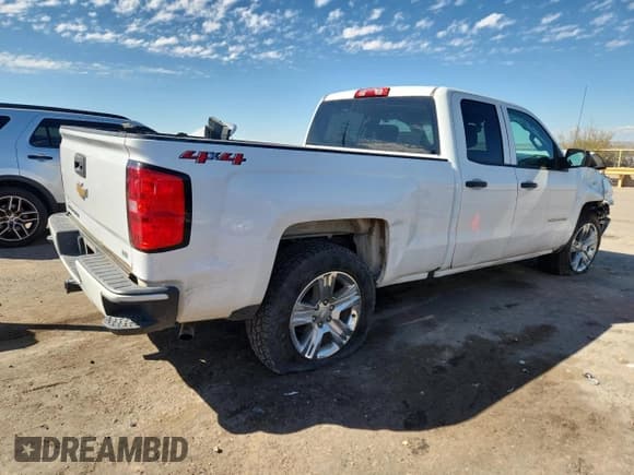 ✅ 2019 Chevrolet Silverado 1500 Custom • VIN: 2GCVKMEC9K1207228 • Лот: 84832215. Опубликован ранее на Copart с пробегом 125 874 миль. Бесплатный доступ к архиву аукционных продаж из США и подробный отчёт об истории автомобиля на DreamBid. Изображение 3.