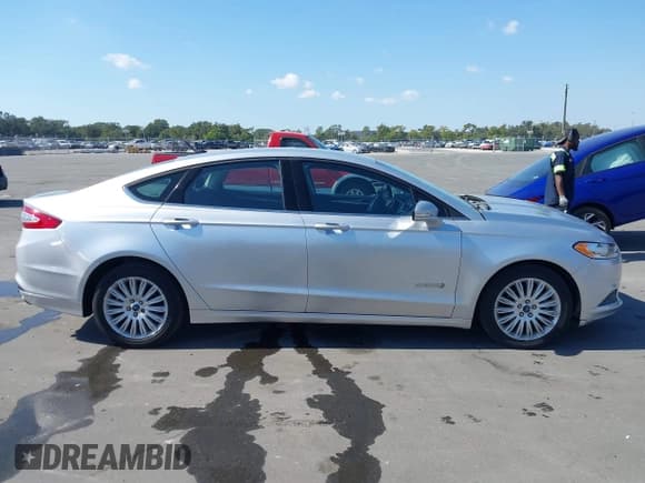 ✅ 2013 Ford Fusion SE Hybrid • VIN: 3FA6P0LU8DR262977 • Lot: 43729571. Listed on IAAI with 115,875 mi. Free auction sales archive from the USA and detailed vehicle history report at DreamBid. Image 13.