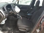 ✅ 2018 Jeep Renegade Altitude • VIN: ZACCJABBXJPJ10061 • Lot: 82528105. Wystawiony na Copart z przebiegiem 70 337 mil. Bezpłatny archiwum sprzedaży aukcyjnych z USA i szczegółowy raport historii pojazdu na DreamBid. Zdjęcie 7.