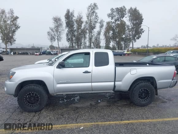 ✅ 2011 Toyota Tacoma • VIN: 5TFTX4CN3BX009700 • Lot: 41746280. Listed on IAAI with 148,170 mi. Free auction sales archive from the USA and detailed vehicle history report at DreamBid. Image 14.