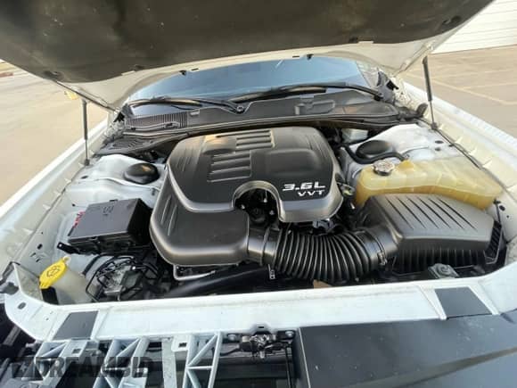 2020 Dodge Challenger SXT z VIN 2C3CDZAG2LH182628, wystawiony jako Copart lot #91722545 z przebiegiem 157 626 mil mil oraz Czysty tytuł • Clean title. Historia ofert i sprzedaży dostępna na DreamBid. Obrazek 7.