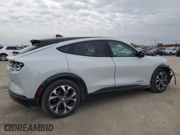 ✅ 2022 Ford Mustang Mach-E Premium • VIN: 3FMTK3SU3NMA57110 • Лот: 91570275. Опубликован ранее на Copart с пробегом 56 064 миль. Бесплатный доступ к архиву аукционных продаж из США и подробный отчёт об истории автомобиля на DreamBid. Изображение 3.