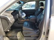 ✅ 2016 Chevrolet Suburban LTZ • VIN: 1GNSKJKC4GR343892 • Lot: 70691725. Wystawiony na Copart z przebiegiem 66 001 mil. Bezpłatny archiwum sprzedaży aukcyjnych z USA i szczegółowy raport historii pojazdu na DreamBid. Zdjęcie 7.