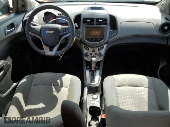 2014 Chevrolet Sonic LS z VIN 1G1JA5SH6E4128074, wystawiony jako Copart lot #69489934 z przebiegiem 104 912 mil mil oraz Szkoda całkowita • Salvage title. Historia ofert i sprzedaży dostępna na DreamBid. Obrazek 8.