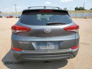 2017 Hyundai Tucson SE z VIN KM8J33A42HU451557, wystawiony jako Copart lot #65680005 z przebiegiem 77 000 mil mil oraz Szkoda całkowita • Salvage title. Historia ofert i sprzedaży dostępna na DreamBid. Obrazek 6.
