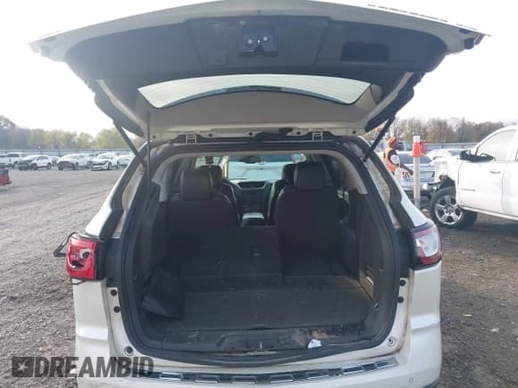 ✅ 2013 Chevrolet Traverse LTZ • VIN: 1GNKVLKD3DJ182084 • Lot: 43696089. Wystawiony na IAAI z przebiegiem 196 099 mil. Bezpłatny archiwum sprzedaży aukcyjnych z USA i szczegółowy raport historii pojazdu na DreamBid. Zdjęcie 17.