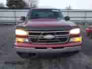 2006 Chevrolet Silverado 1500 LS z VIN 1GCEK19V36Z107360, wystawiony jako Copart lot #82951684 z przebiegiem 226 564 mil mil oraz Szkoda całkowita • Salvage title. Historia ofert i sprzedaży dostępna na DreamBid. Obrazek 5.
