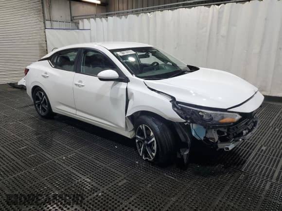 ✅ 2025 Nissan Sentra SV • VIN: 3N1AB8CV7SY303034 • Лот: 81501335. Опубликован ранее на Copart с пробегом 9 980 миль. Бесплатный доступ к архиву аукционных продаж из США и подробный отчёт об истории автомобиля на DreamBid. Изображение 4.