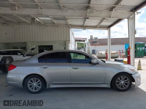 ✅ 2013 Hyundai Genesis 3.8L • VIN: KMHGC4DD9DU222363 • Lot: 43173539. Listed on IAAI with 155,739 mi. Free auction sales archive from the USA and detailed vehicle history report at DreamBid. Image 13.