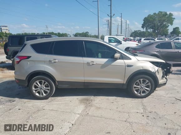 ✅ 2017 Ford Escape SE • VIN: 1FMCU0GD8HUC60074 • Lot: 41918443. Wystawiony na IAAI z przebiegiem 85 787 mil. Bezpłatny archiwum sprzedaży aukcyjnych z USA i szczegółowy raport historii pojazdu na DreamBid. Zdjęcie 14.