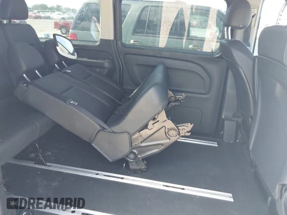 ✅ 2018 Mercedes-Benz Metris Passenger • VIN: WD4PG2EE0J3471274 • Lot: 42161079. Wystawiony na IAAI z przebiegiem 101 638 mil. Bezpłatny archiwum sprzedaży aukcyjnych z USA i szczegółowy raport historii pojazdu na DreamBid. Zdjęcie 8.