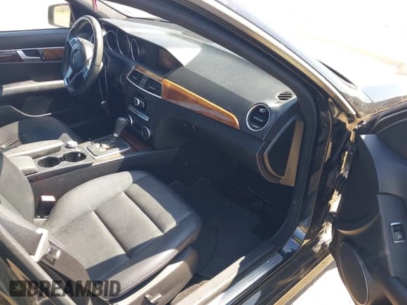 ✅ 2014 Mercedes-Benz C 250 Sport • VIN: WDDGF4HB6ER302587 • Lot: 42677039. Wystawiony na IAAI z przebiegiem 152 166 mil. Bezpłatny archiwum sprzedaży aukcyjnych z USA i szczegółowy raport historii pojazdu na DreamBid. Zdjęcie 5.