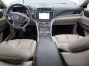 ✅ 2017 Lincoln Continental Select • VIN: 1LN6L9SP6H5627781 • Lot: 86077124. Wystawiony na Copart z przebiegiem 38 426 mil. Bezpłatny archiwum sprzedaży aukcyjnych z USA i szczegółowy raport historii pojazdu na DreamBid. Zdjęcie 8.