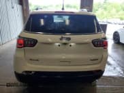 ✅ 2019 Jeep Compass Latitude • VIN: 3C4NJDBB6KT598559 • Lot: 58313545. Wystawiony na Copart z przebiegiem 70 022 mil. Bezpłatny archiwum sprzedaży aukcyjnych z USA i szczegółowy raport historii pojazdu na DreamBid. Zdjęcie 6.