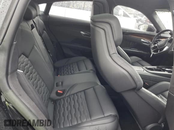 ✅ 2022 Audi RS e-tron GT • VIN: WAUAHBFW9N7904526 • Lot: 68278973. Wystawiony na Copart z przebiegiem 8 103 mil. Bezpłatny archiwum sprzedaży aukcyjnych z USA i szczegółowy raport historii pojazdu na DreamBid. Zdjęcie 10.